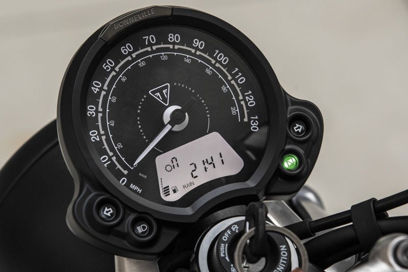 2019-Triumph-Street-Twin-4 3