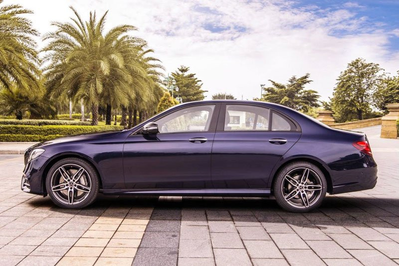 mercedes--benz-E300-2019-4 3