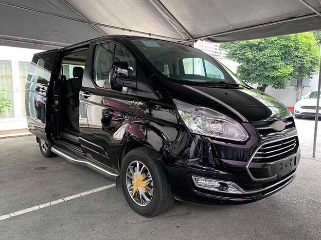 Can-canh-Ford-Tourneo-2019-tai-showroom-va-gia-ban-tu-960-trieu-67326822_2862896510602678_3305701418513465344_o-1563962723-171-width660height495
