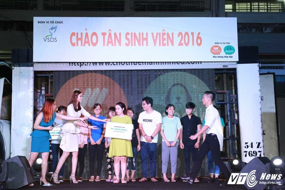 pham huong trao hoc bong 1