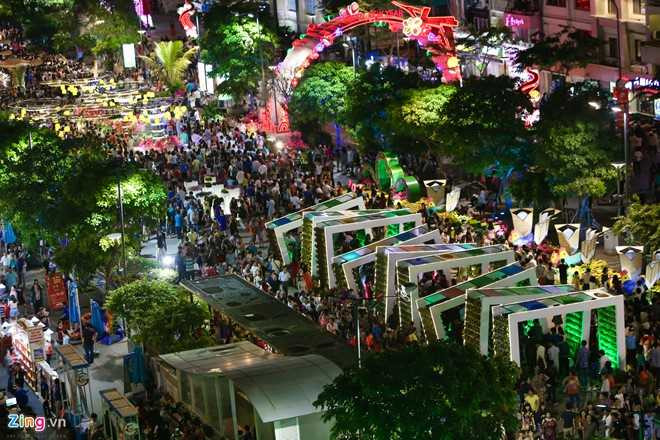 Hang nghin nguoi chen chuc dem khai mac duong hoa Nguyen Hue hinh anh 7