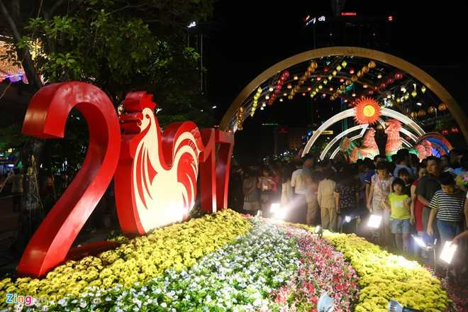 Hang nghin nguoi chen chuc dem khai mac duong hoa Nguyen Hue hinh anh 16