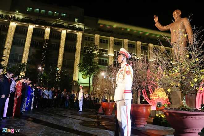 Hang nghin nguoi chen chuc dem khai mac duong hoa Nguyen Hue hinh anh 1