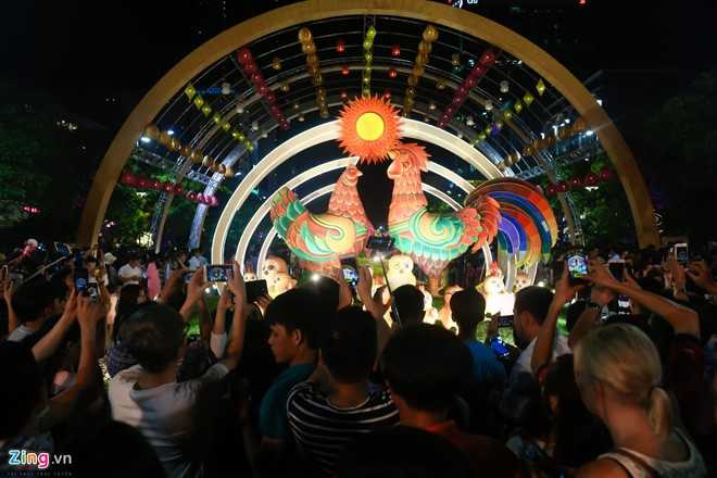 Hang nghin nguoi chen chuc dem khai mac duong hoa Nguyen Hue hinh anh 4