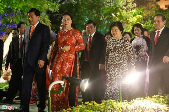 Hang nghin nguoi chen chuc dem khai mac duong hoa Nguyen Hue hinh anh 3