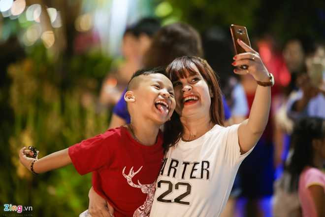 Hang nghin nguoi chen chuc dem khai mac duong hoa Nguyen Hue hinh anh 11