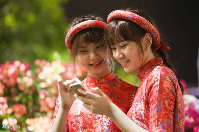 Hang nghin nguoi chen chuc dem khai mac duong hoa Nguyen Hue hinh anh 10