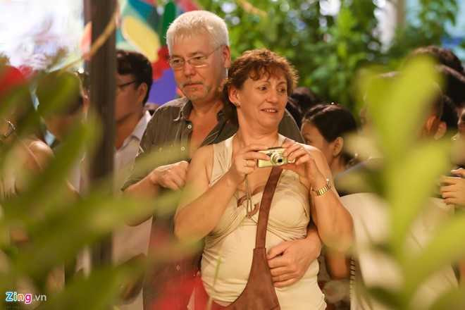 Hang nghin nguoi chen chuc dem khai mac duong hoa Nguyen Hue hinh anh 14