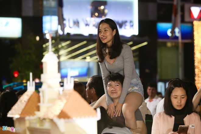 Hang nghin nguoi chen chuc dem khai mac duong hoa Nguyen Hue hinh anh 15