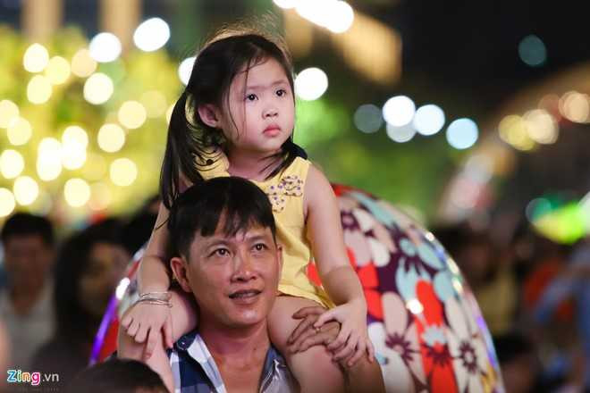 Hang nghin nguoi chen chuc dem khai mac duong hoa Nguyen Hue hinh anh 13