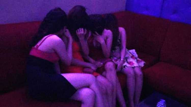 8-nu-tiep-vien-mac-mat-me-phuc-vu-9-khach-tq_18626755