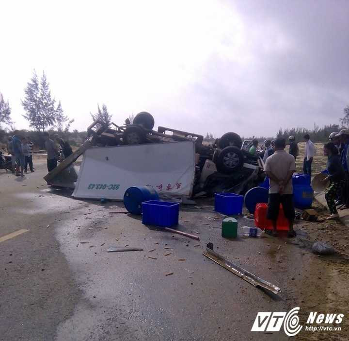 Ba nguoi thuong vong khi xe tai lat nhao tren duong 1