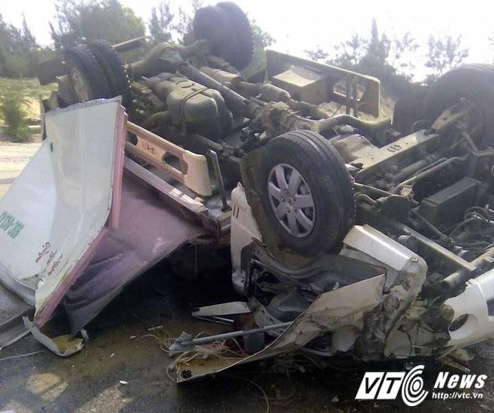 Ba nguoi thuong vong khi xe tai lat nhao tren duong 3