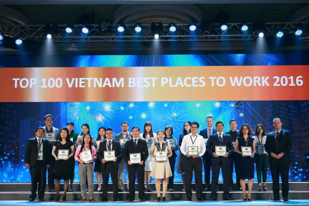 Dai dien Acecook Viet Nam nhan chung nhan noi lam viec tot nhat 2016 tai le cong bo (1)
