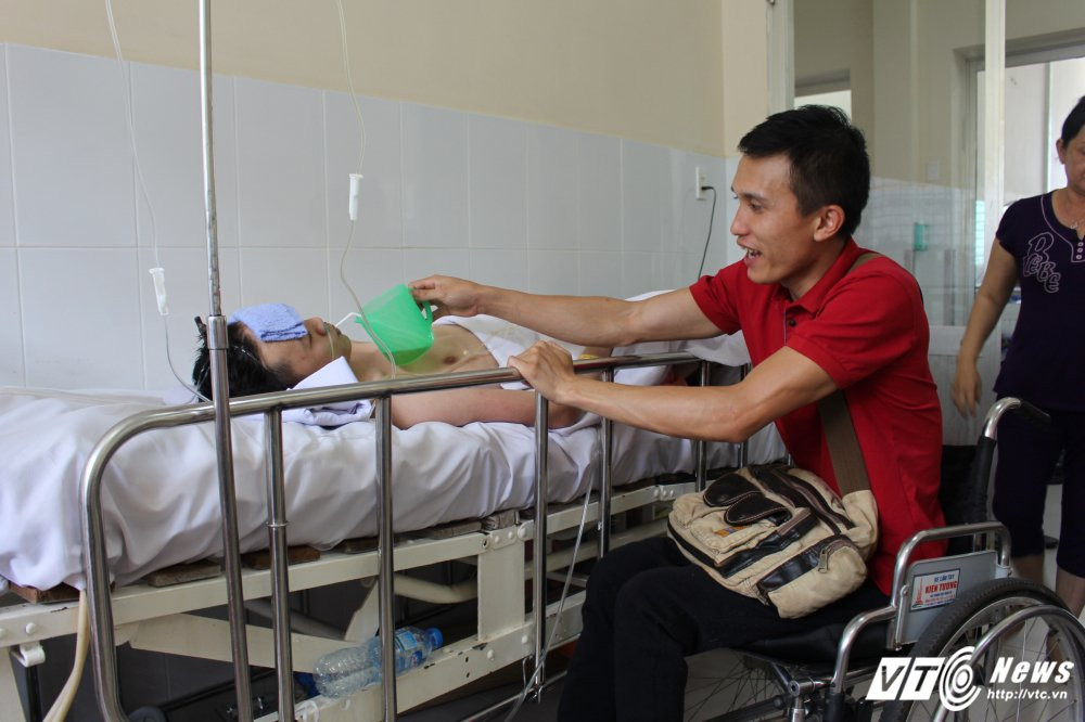 Hinh anh Chang trai liet 2 chan phai ngoi xe lan dam me thien nguyen 8