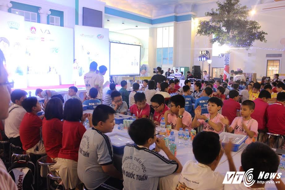 Hinh anh Hang tram hoc sinh tieu hoc TP.HCM hao hung voi cuoc thi khoa hoc ung dung 2017