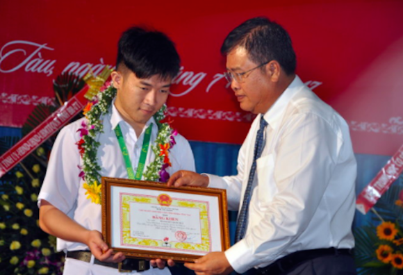 Ong-Nguyen-Van-Trinh-tang-bang-khen-cho-em-Hoang-Huu-Quoc-Huy-Anh-Dong-Ha 3