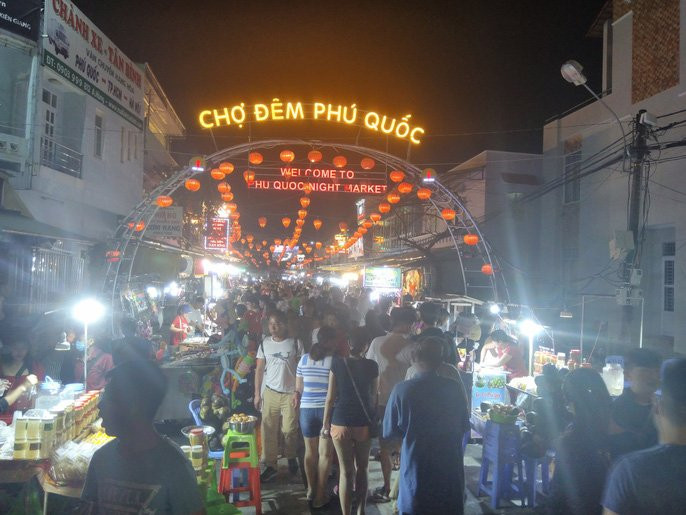 cho-dem-phu-quoc-khach-tap-nap-ra-vao-15190105003761132815459