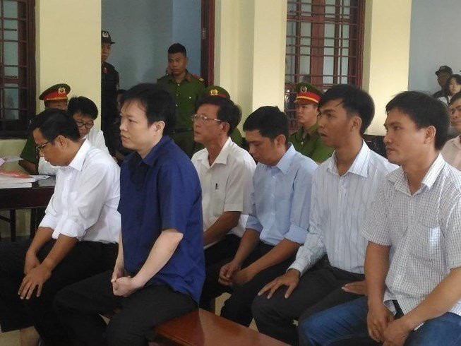 can-bo-ngan-hang-hau-toa-0957206