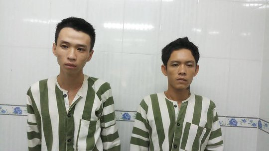 Bị truy đuổi, hai kẻ cướp giật dí dao chống công an - Ảnh 1.