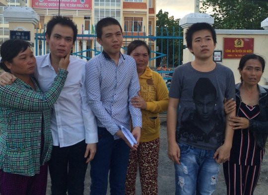 ba-thanh-nien-bi-oan-dong-loat-khoi-kien-1483526889892 4