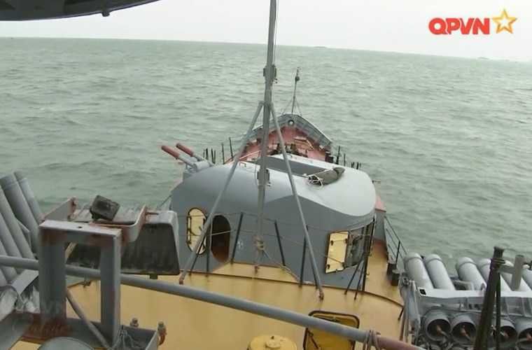 cuc-hiem-canh-viet-nam-nap-ngu-loi-cho-tau-san-ngam-hinh-13