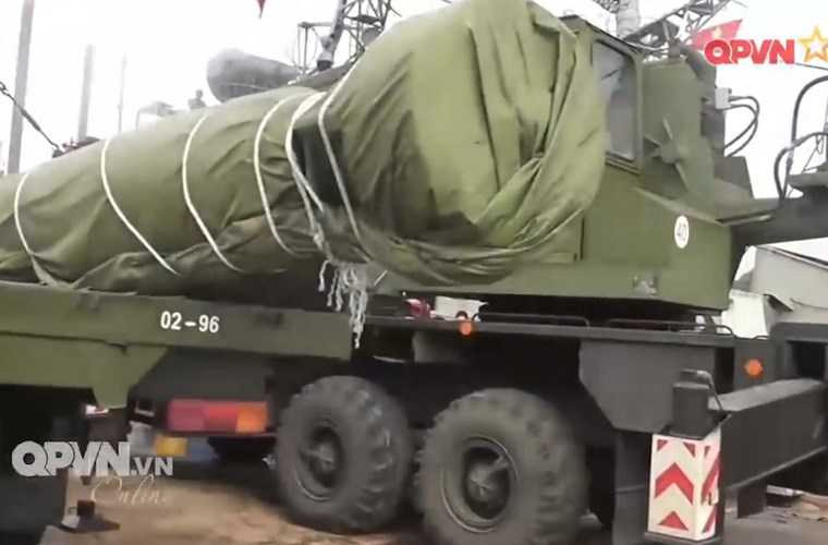 cuc-hiem-canh-viet-nam-nap-ngu-loi-cho-tau-san-ngam-hinh-3