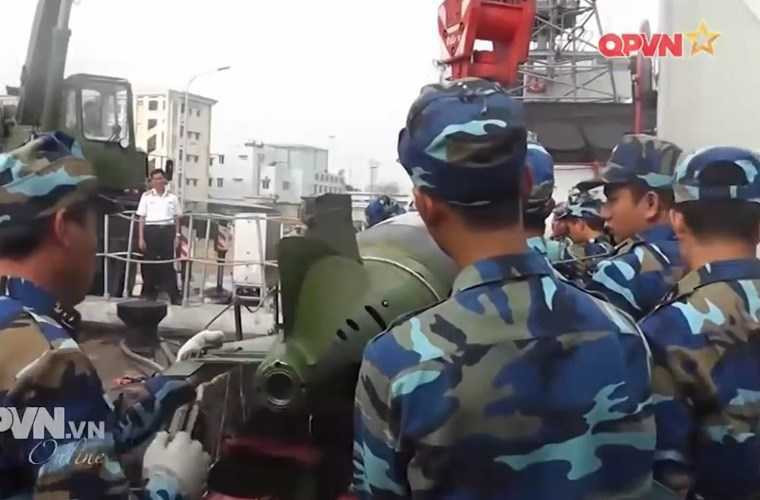 cuc-hiem-canh-viet-nam-nap-ngu-loi-cho-tau-san-ngam-hinh-4