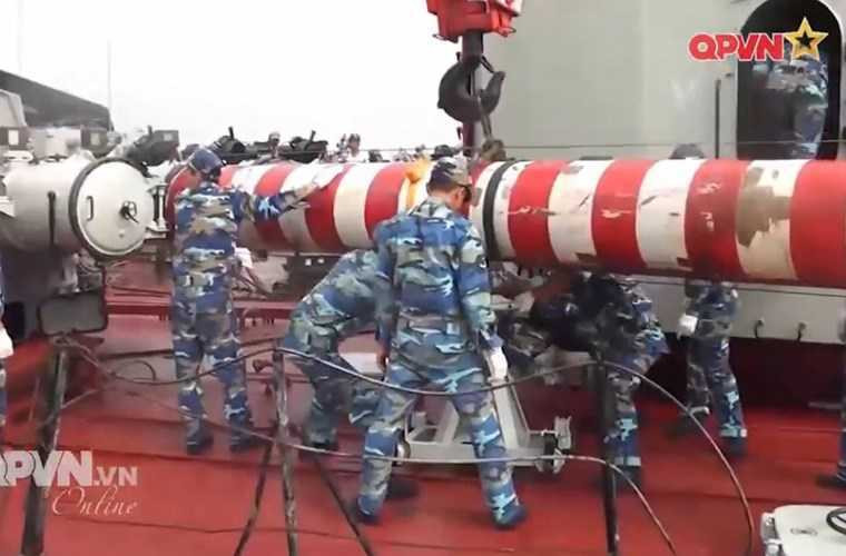 cuc-hiem-canh-viet-nam-nap-ngu-loi-cho-tau-san-ngam-hinh-5