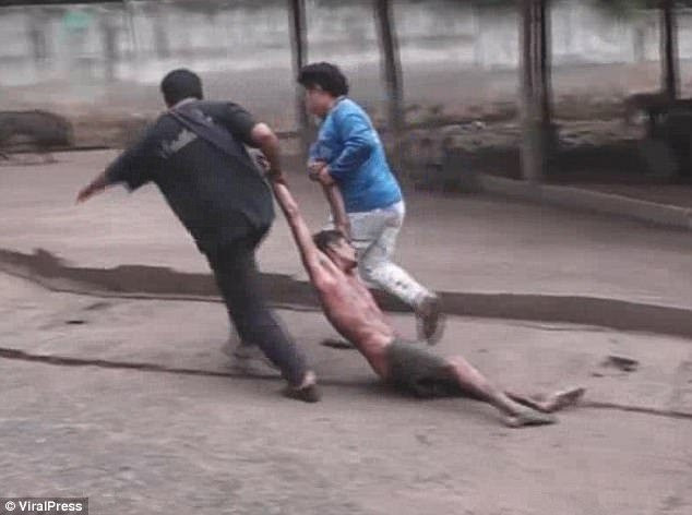 nguoi-dan-ong-bi-gau-danh-bat-tinh-vtcnews-1