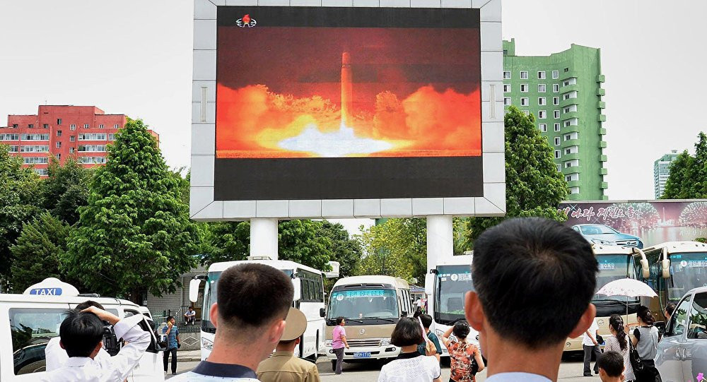 nguoi dan trieu tien xem canh phong ten lua binh nhuong Reuters 3