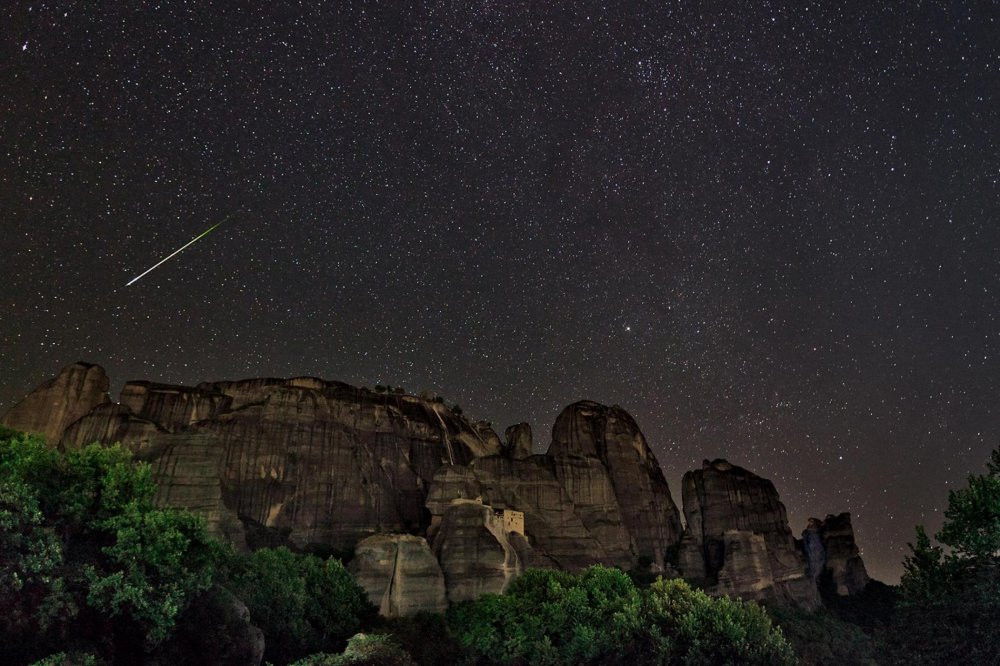 1-perseid-meteor.adapt.1900.1 8