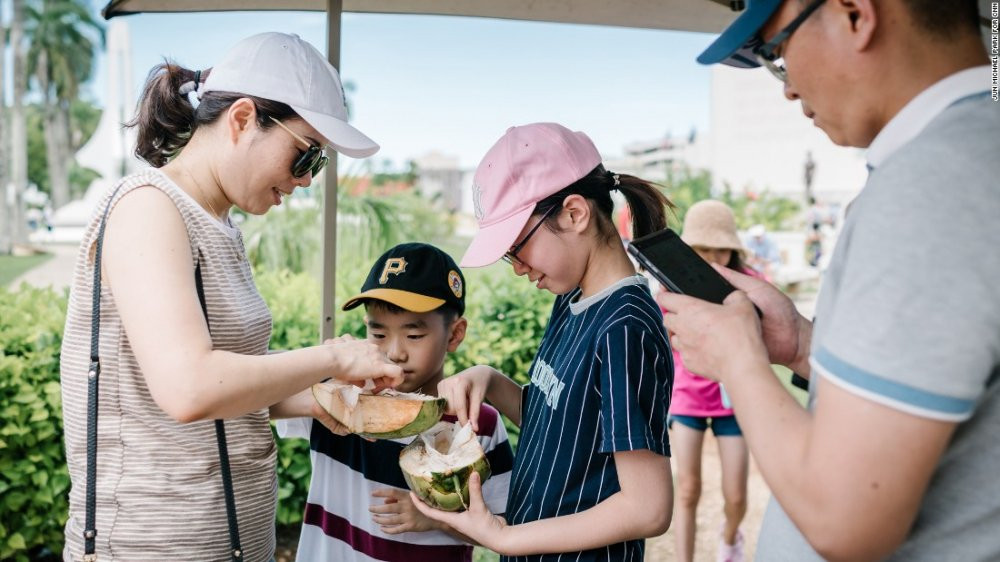 khach-du-lich-van-dang-den-dao-guam-7 8