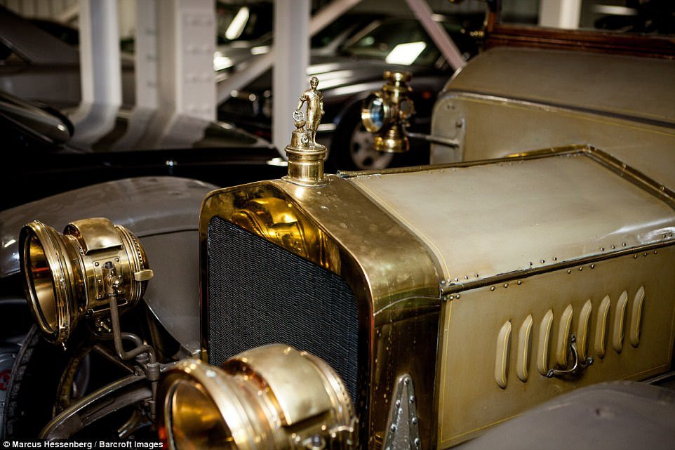 bo-suu-tap-xe-cua-ti-phu-nguoi-anh-7 6