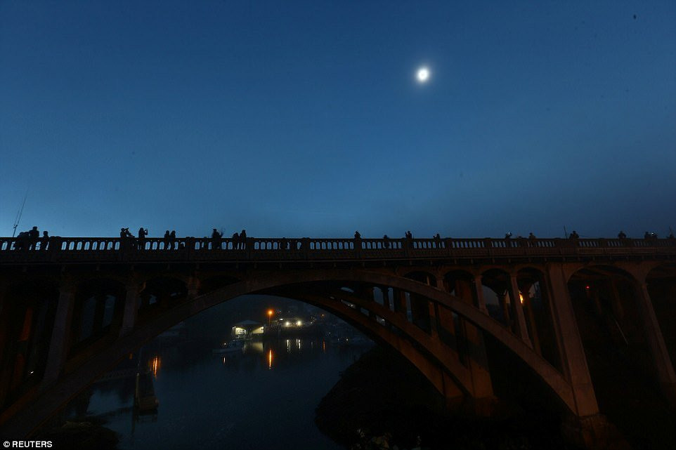 dan-my-di-xem-nhat-thuc-34 5