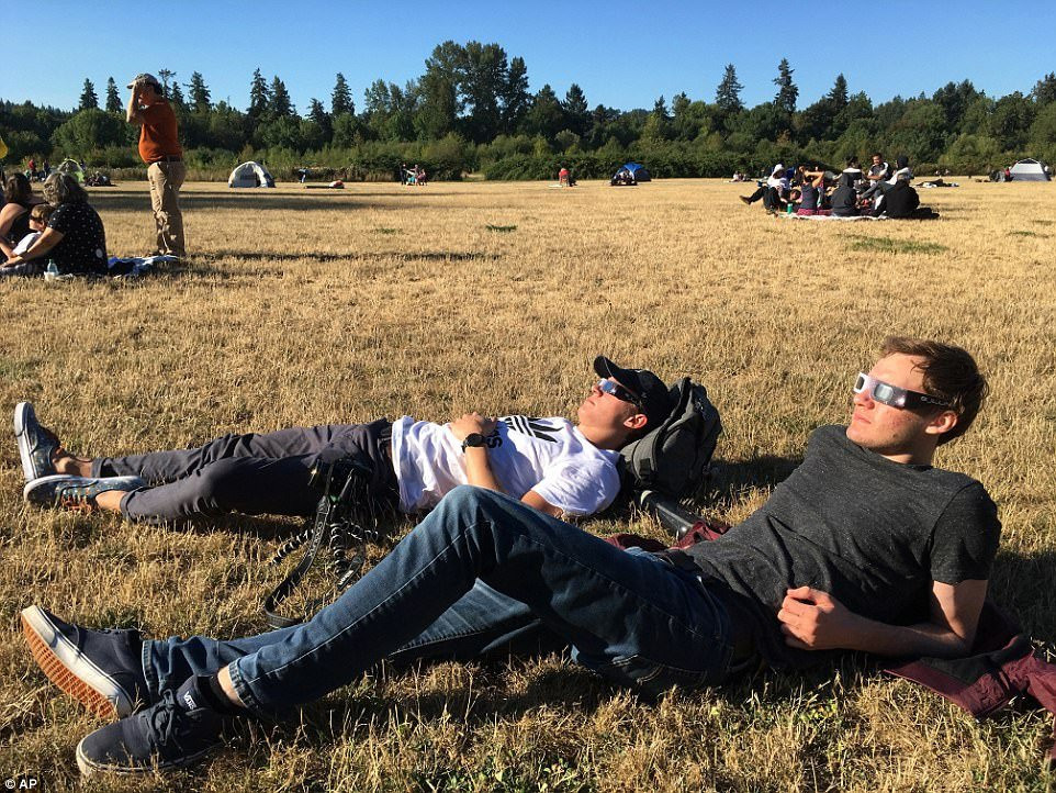 dan-my-di-xem-nhat-thuc-38 5