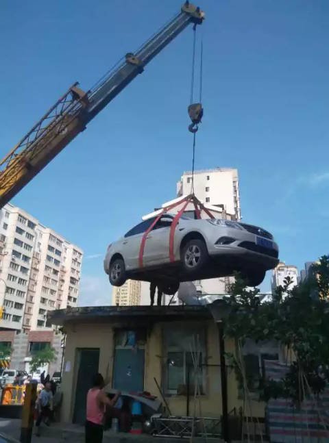 xe-o-to-bi-cau-len-noc-nha-2