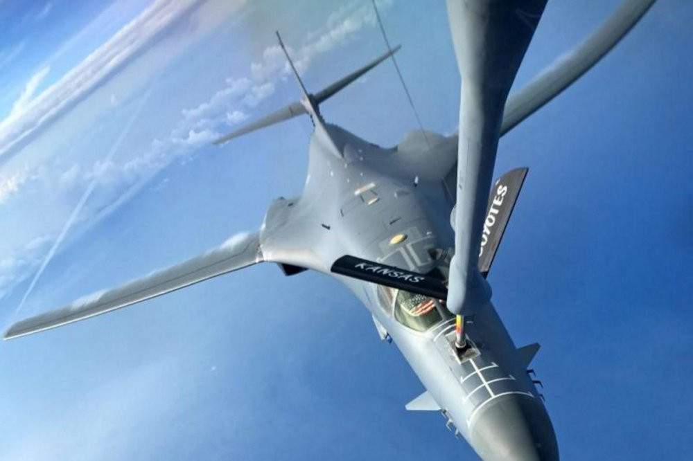 my-han-may-bay-nem-bom-1