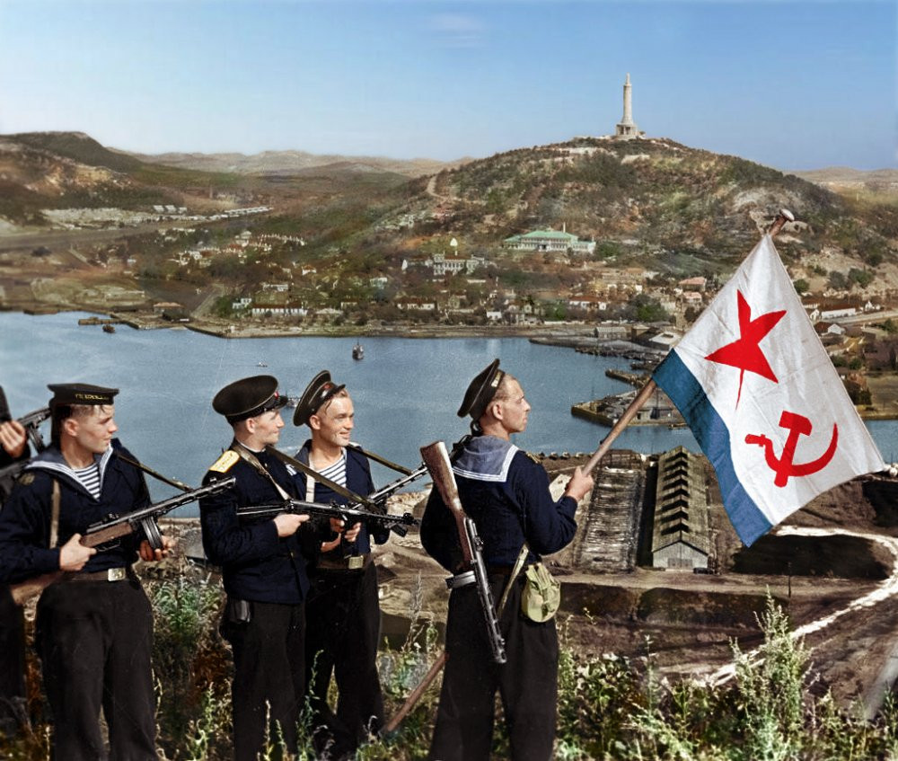 soviet-sailors-raise-the-ussrs-naval-ensign-over-port-artur-in-19451 - Olga Shirnina