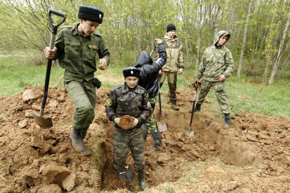 truong-quan-su-nga-tham-gia-tim-kiem-chon-lai-linh-hong-quan-the-chien-2 5