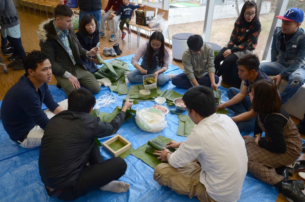 Cac ban tre hao hung goi banh trung