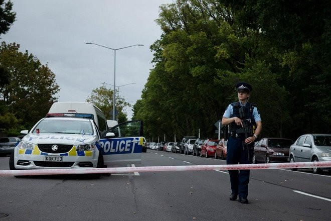 canh-sat-bao-ve-nha-tho-nyt