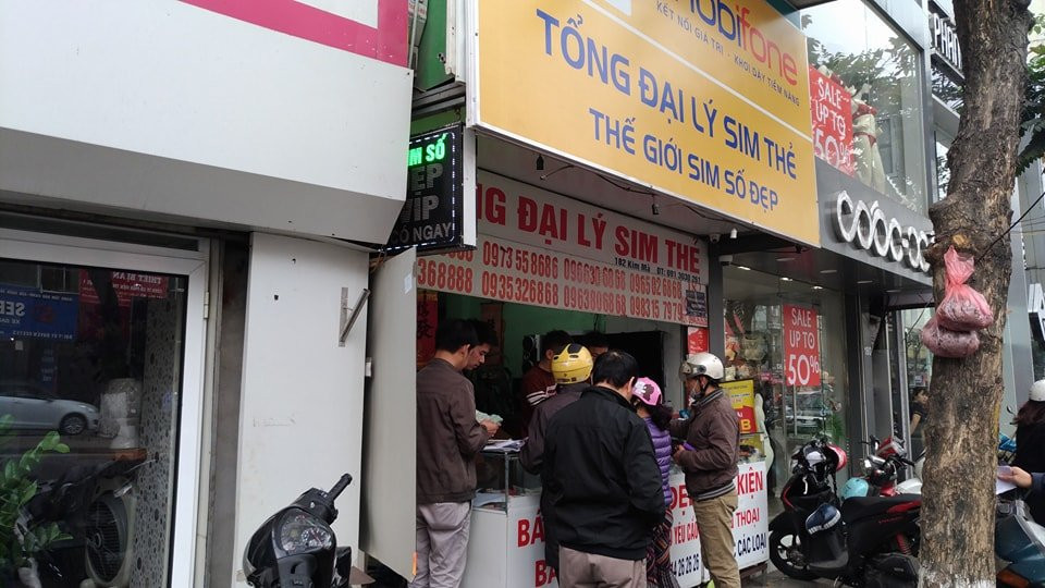 nguoi-dan-do-xo-di-mua-the 3