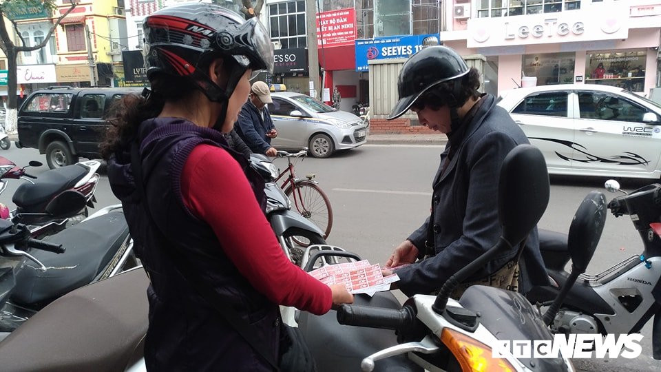 nguoi-dan-do-xo-di-mua-the5 7