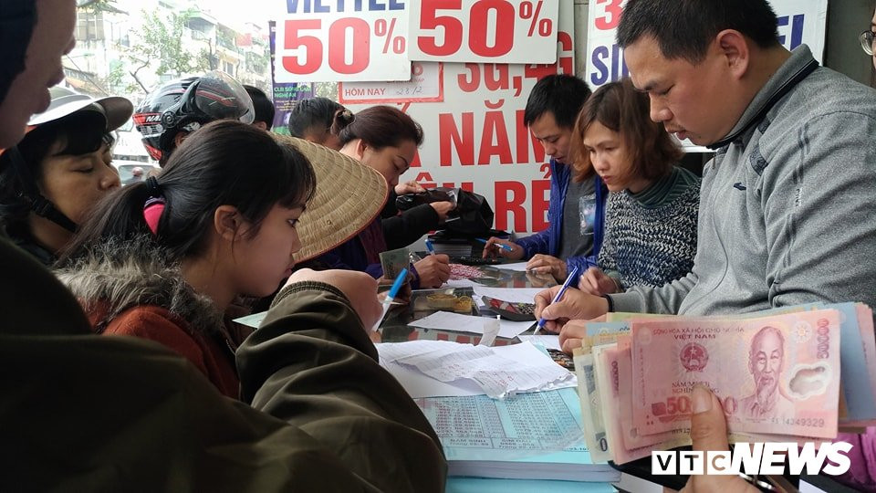 nguoi-dan-do-xo-di-mua-the7 6