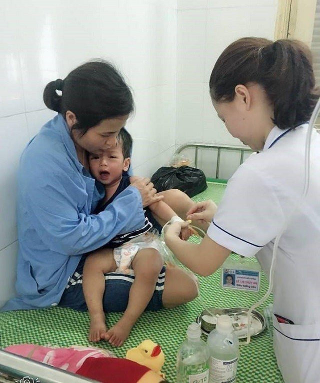 be-trai-bi-sung-ban-dinh-gam-vao-nguoi