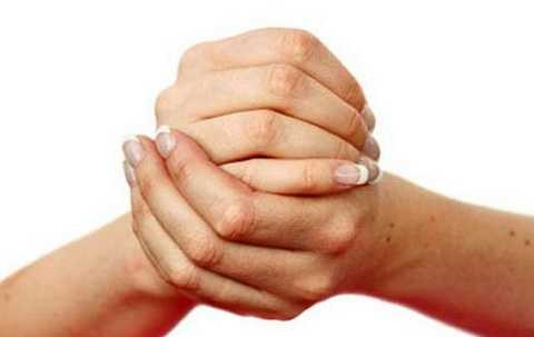 3zpqczy2222223urhxxk-nhung-hau-qua-do-be-khop-tay1