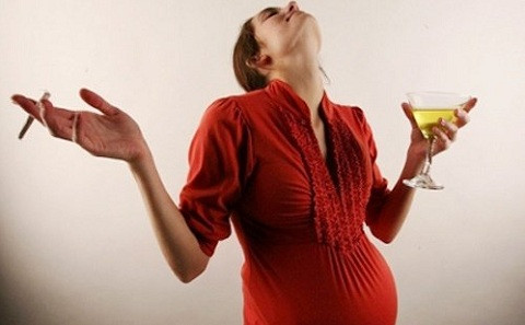 Hut-thuoc-uong-ruou-gay-di-tat-thai-nhi