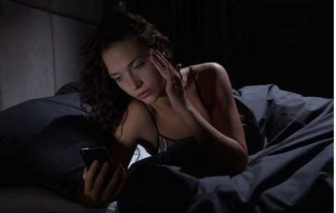 phat-hien-them-tac-hai-khi-su-dung-dien-thoai-ban-dem