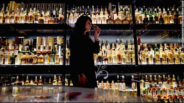 woman-alcohol-bar-exlarge-169